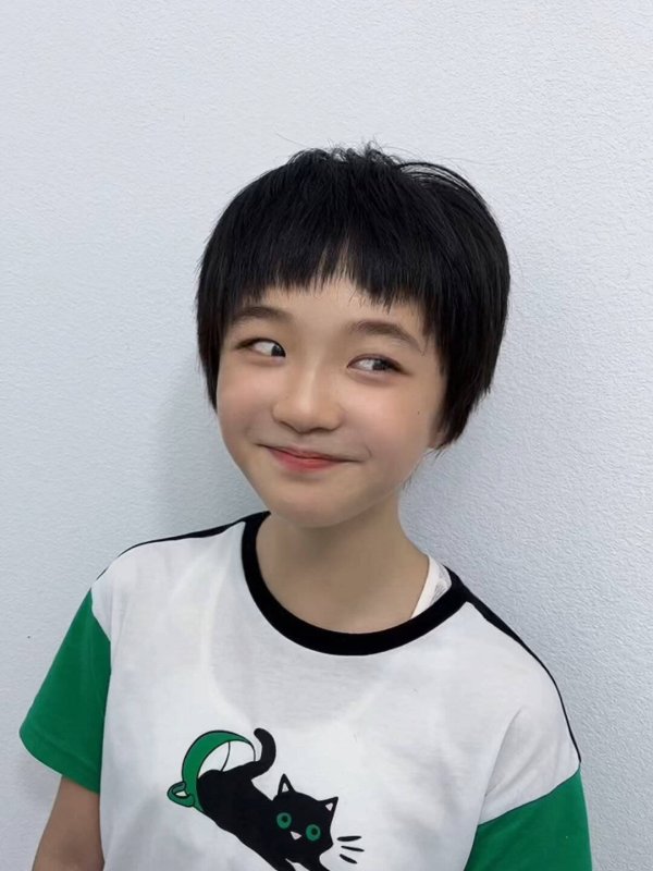 厦门股票配资公司 妈妈给女儿剪“防早恋头”遭骂，专家：过度保护是另一种伤害